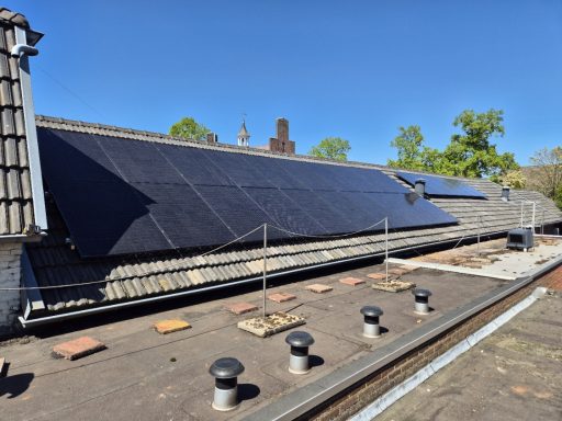 26 zonnepanelen Oeffelt Zonnepanelen op een dak onder een heldere blauwe lucht.